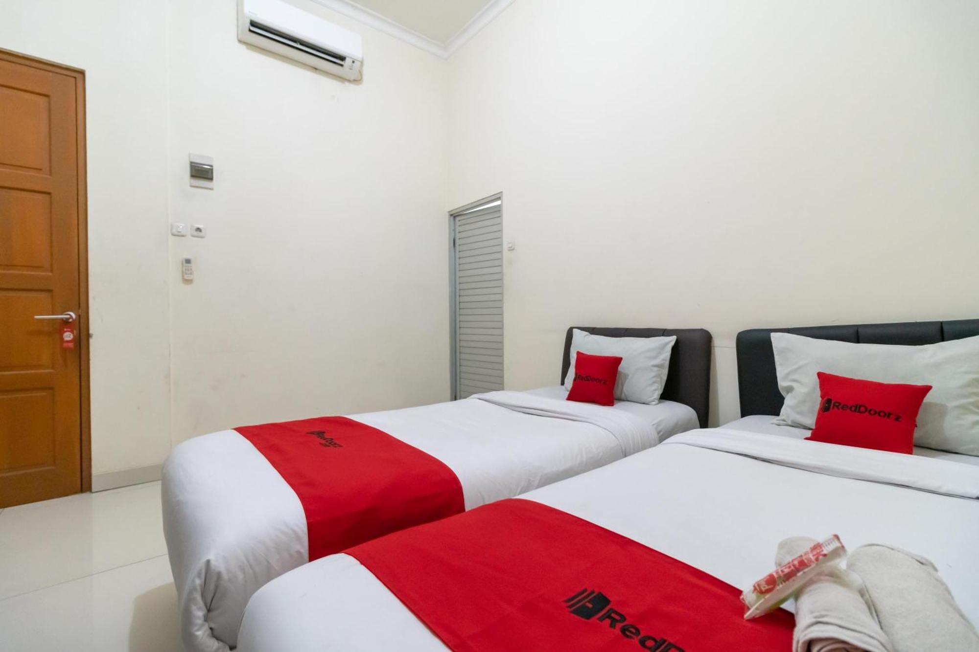 Reddoorz Near Universitas Esa Unggul Bekasi Harapan Indah Hotell Exteriör bild