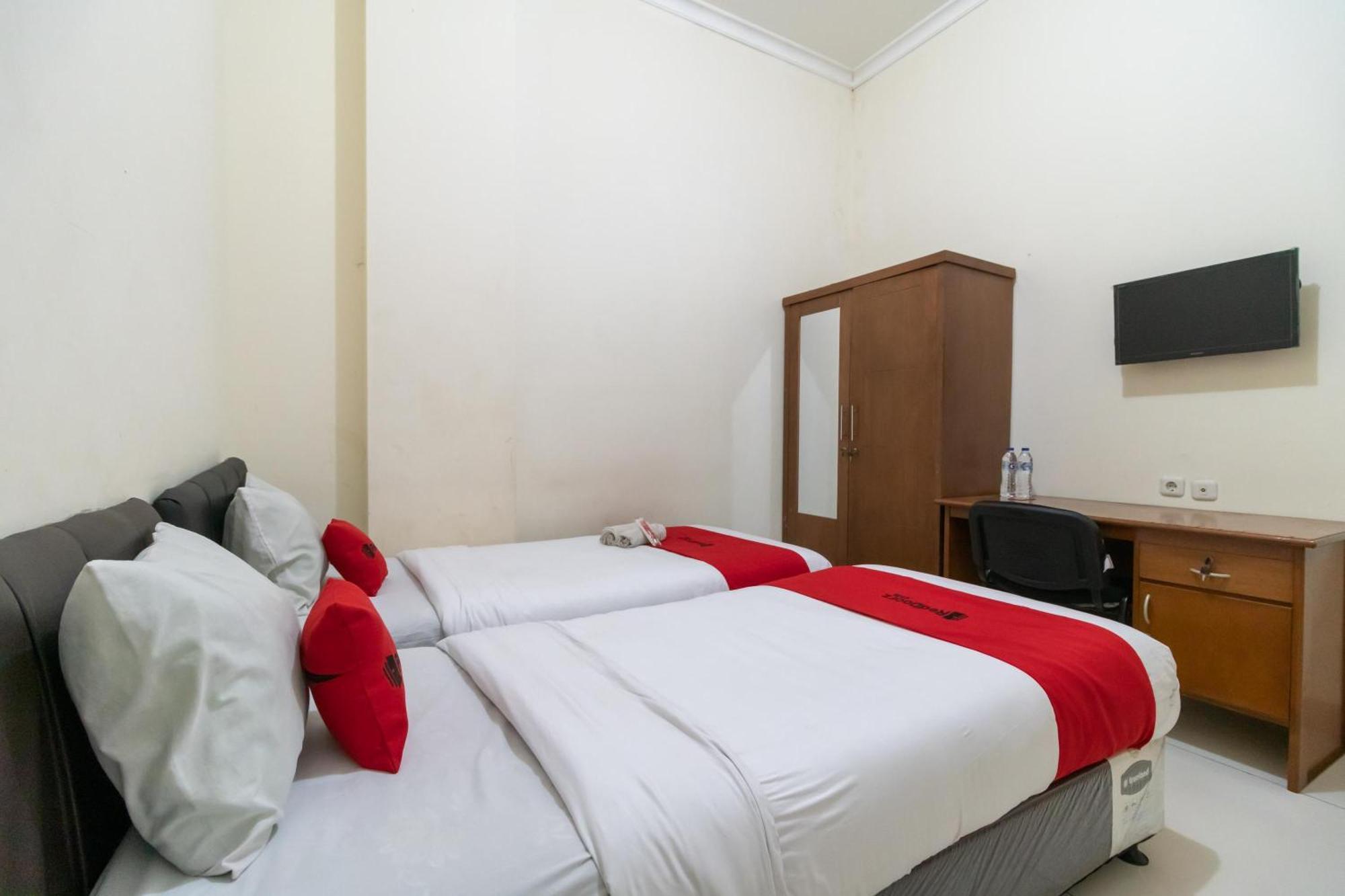 Reddoorz Near Universitas Esa Unggul Bekasi Harapan Indah Hotell Exteriör bild