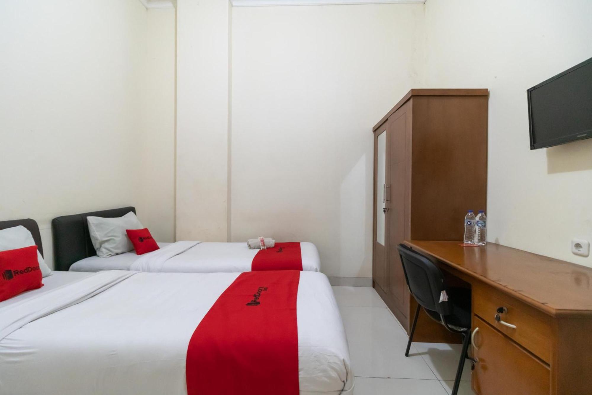 Reddoorz Near Universitas Esa Unggul Bekasi Harapan Indah Hotell Exteriör bild