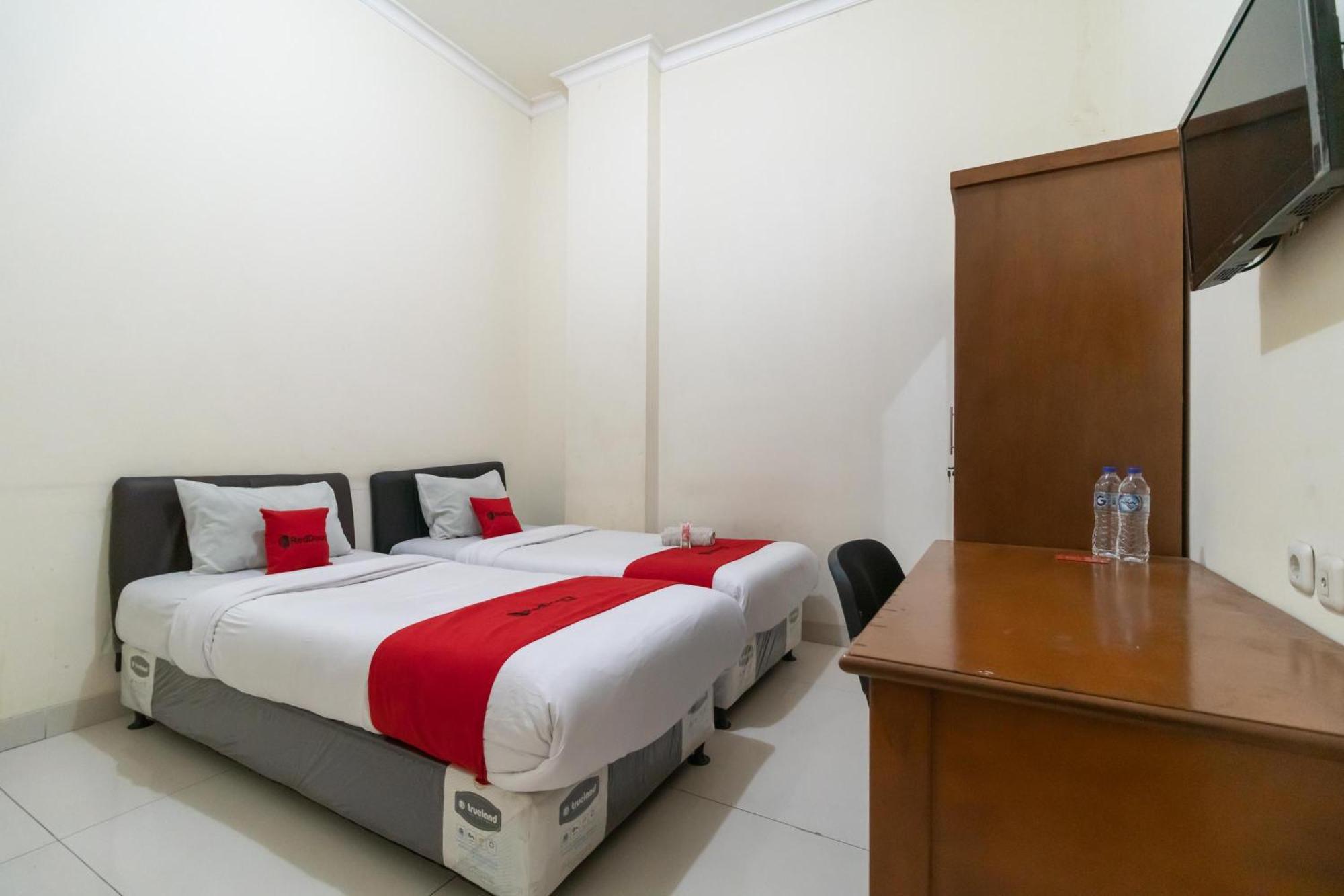 Reddoorz Near Universitas Esa Unggul Bekasi Harapan Indah Hotell Exteriör bild