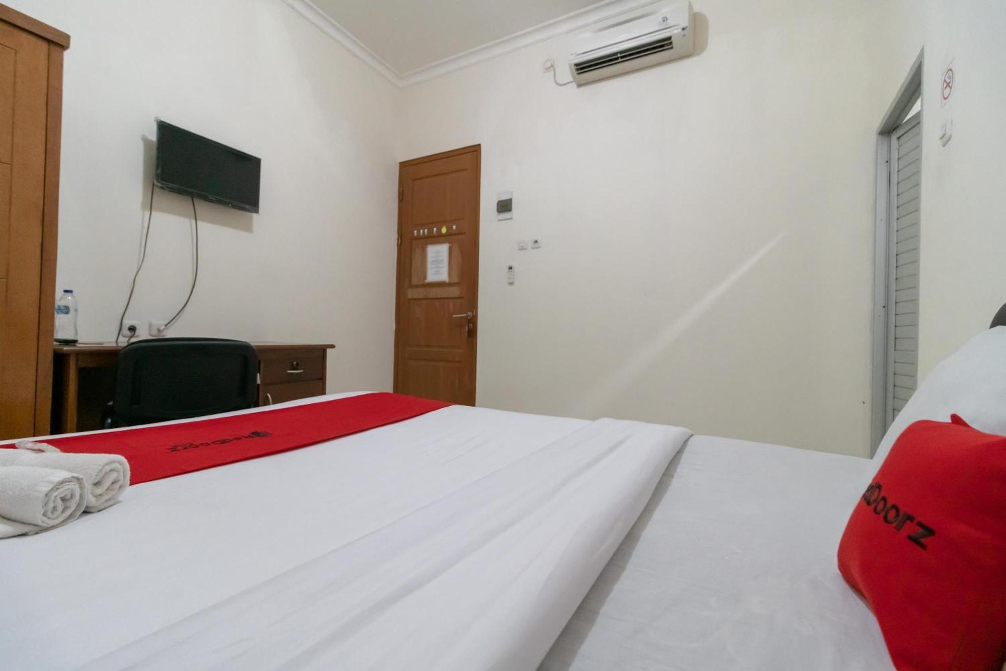 Reddoorz Near Universitas Esa Unggul Bekasi Harapan Indah Hotell Exteriör bild