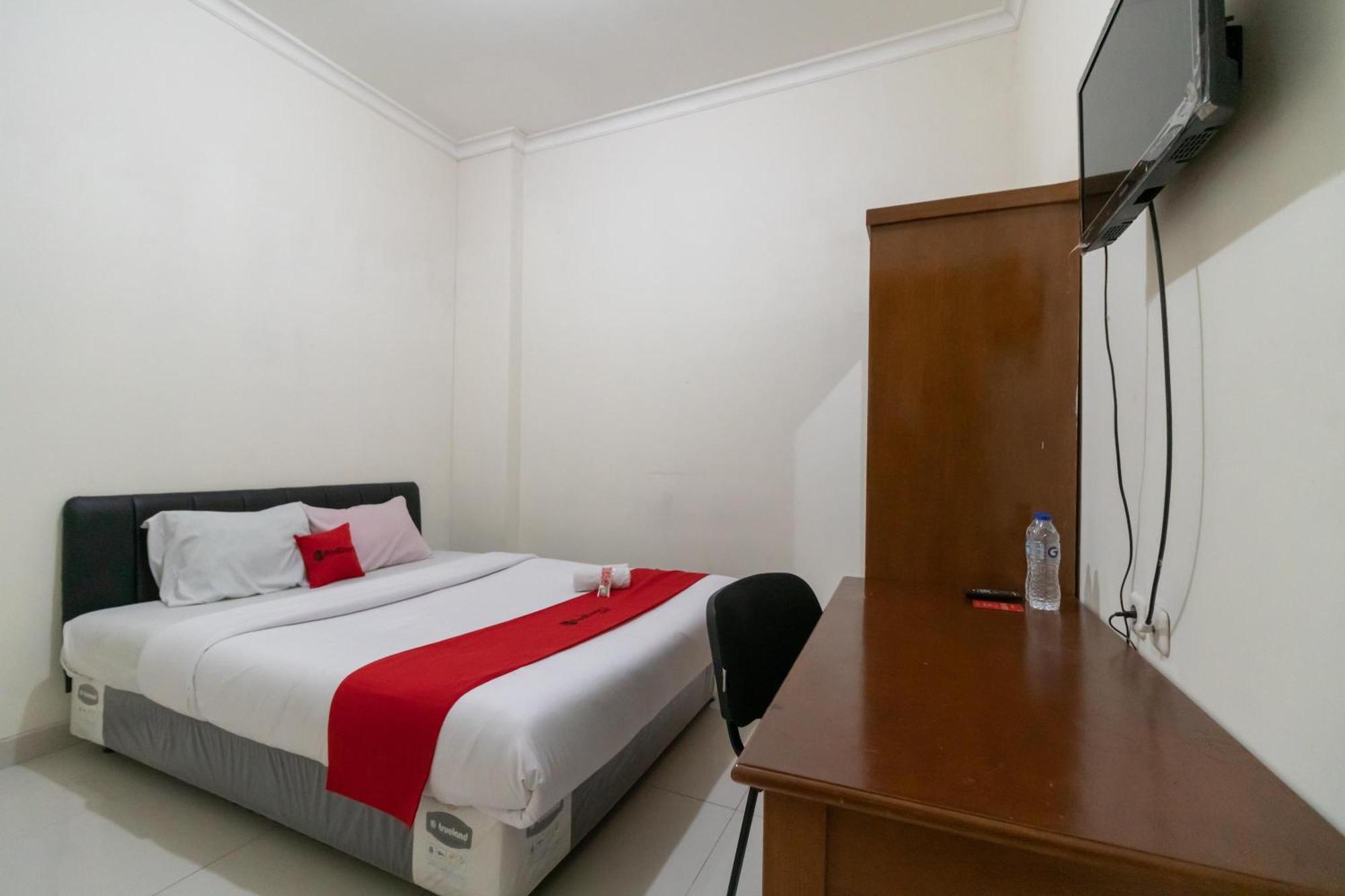 Reddoorz Near Universitas Esa Unggul Bekasi Harapan Indah Hotell Exteriör bild