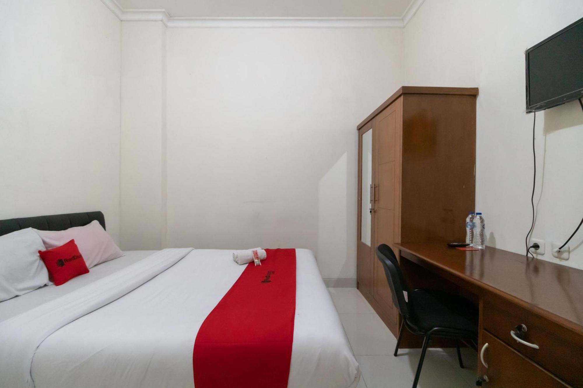 Reddoorz Near Universitas Esa Unggul Bekasi Harapan Indah Hotell Exteriör bild