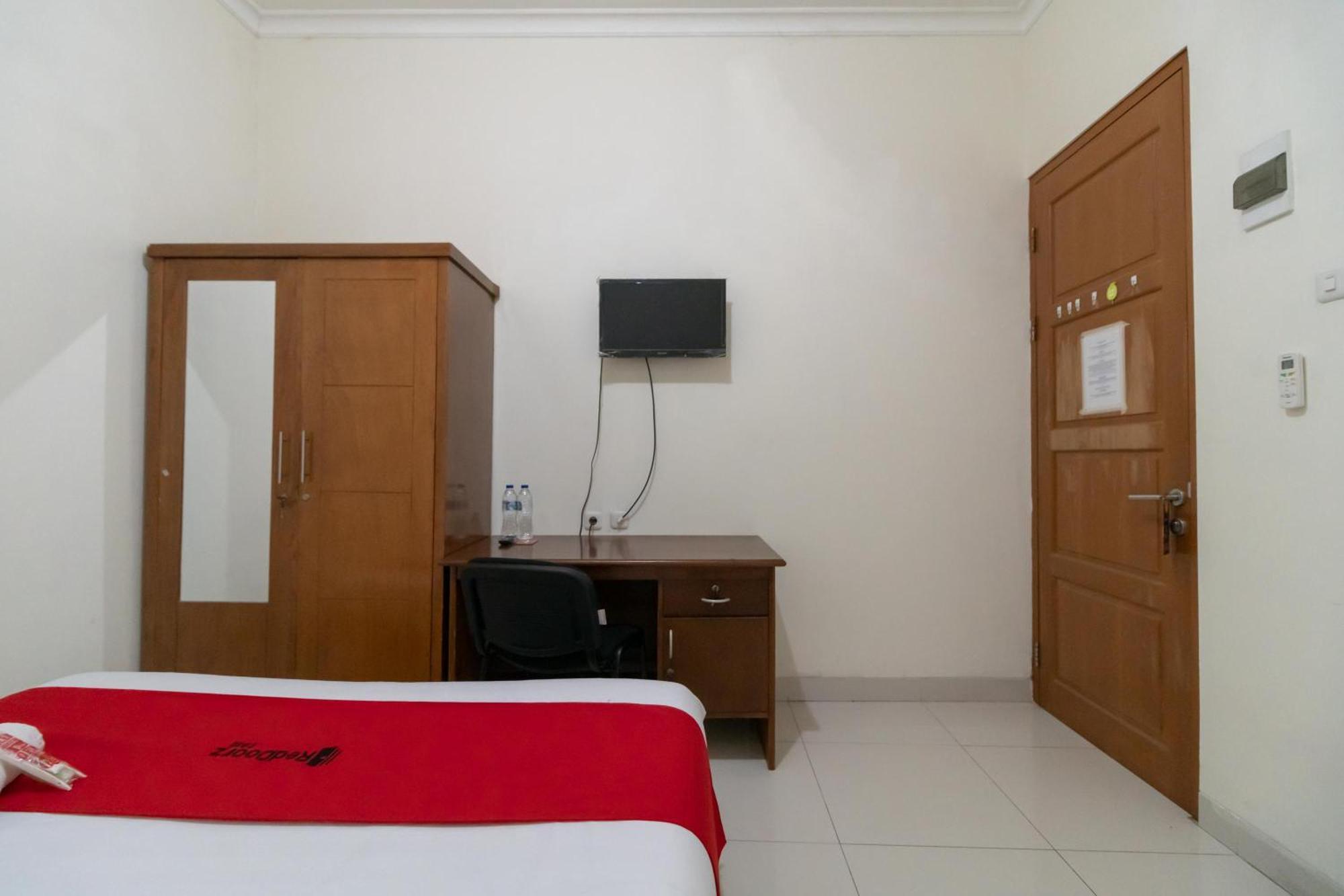 Reddoorz Near Universitas Esa Unggul Bekasi Harapan Indah Hotell Exteriör bild