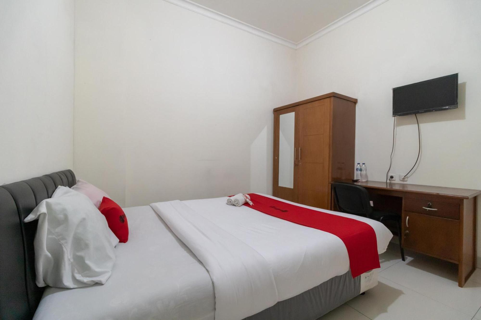 Reddoorz Near Universitas Esa Unggul Bekasi Harapan Indah Hotell Exteriör bild